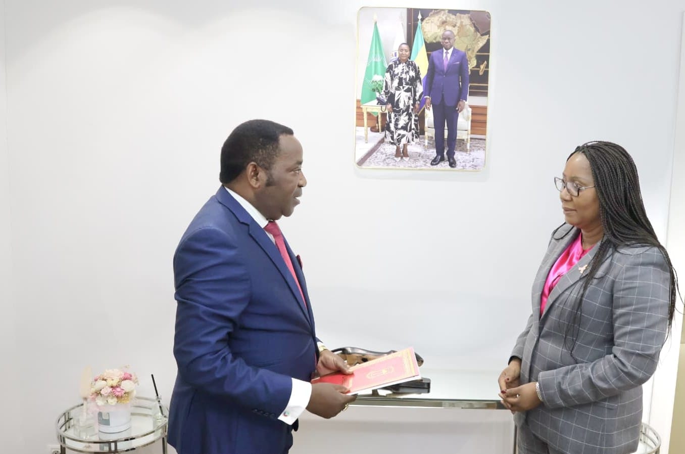 Diplomatie sous-régionale : le nouvel ambassadeur équato-guinéen officialise sa prise de fonction à Libreville