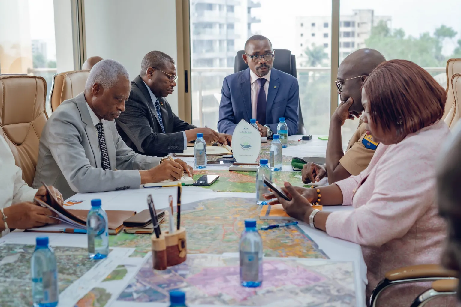 Aménagement stratégique à Libreville : le Gouvernement mobilise ses ministres clés pour concilier élargissement de la voie d'Okala et protection des riverains