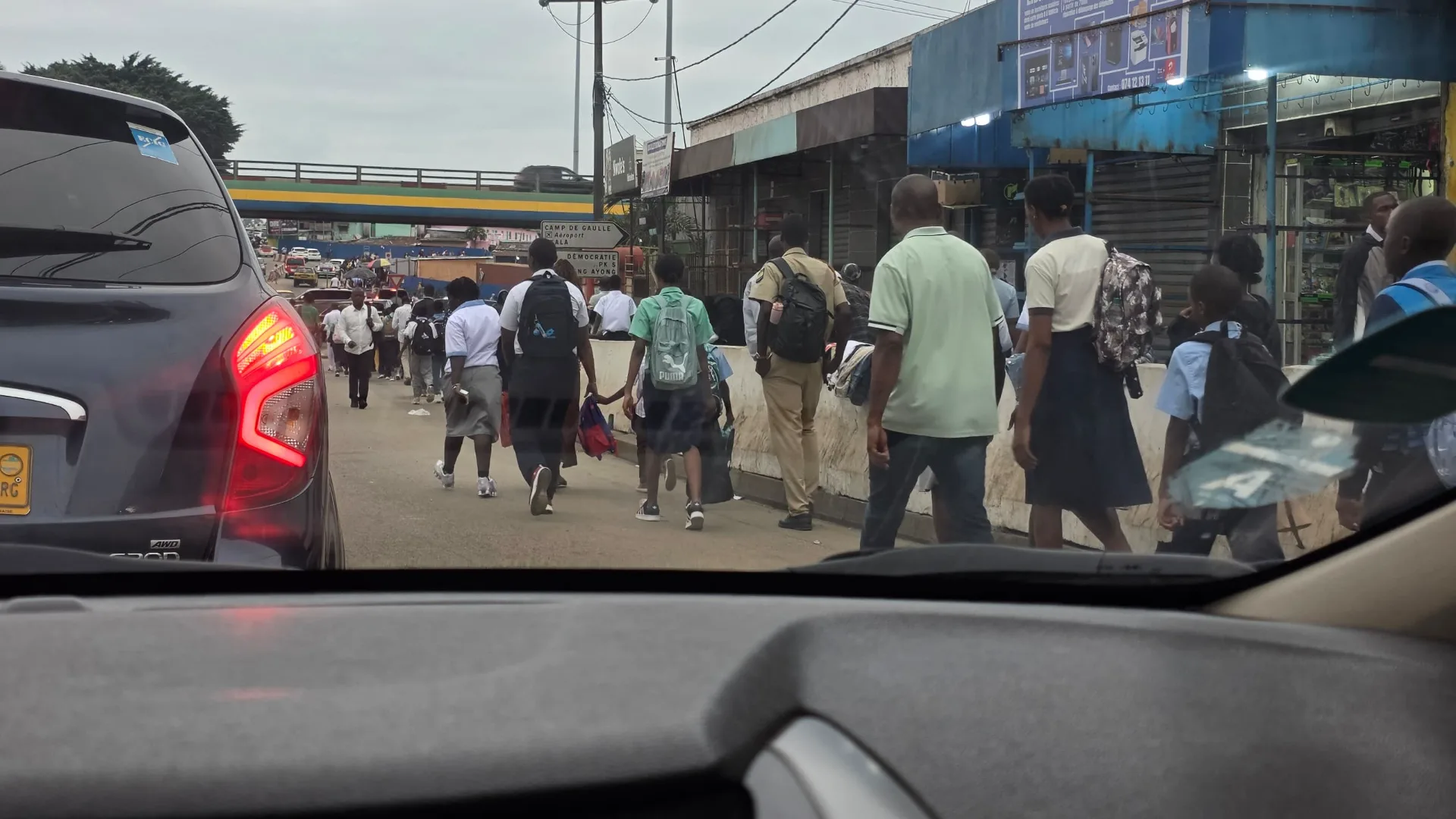 Libreville : aux Charbonnages, la difficile cohabitation entre piétons, commerçants informels et occupation de l’espace public