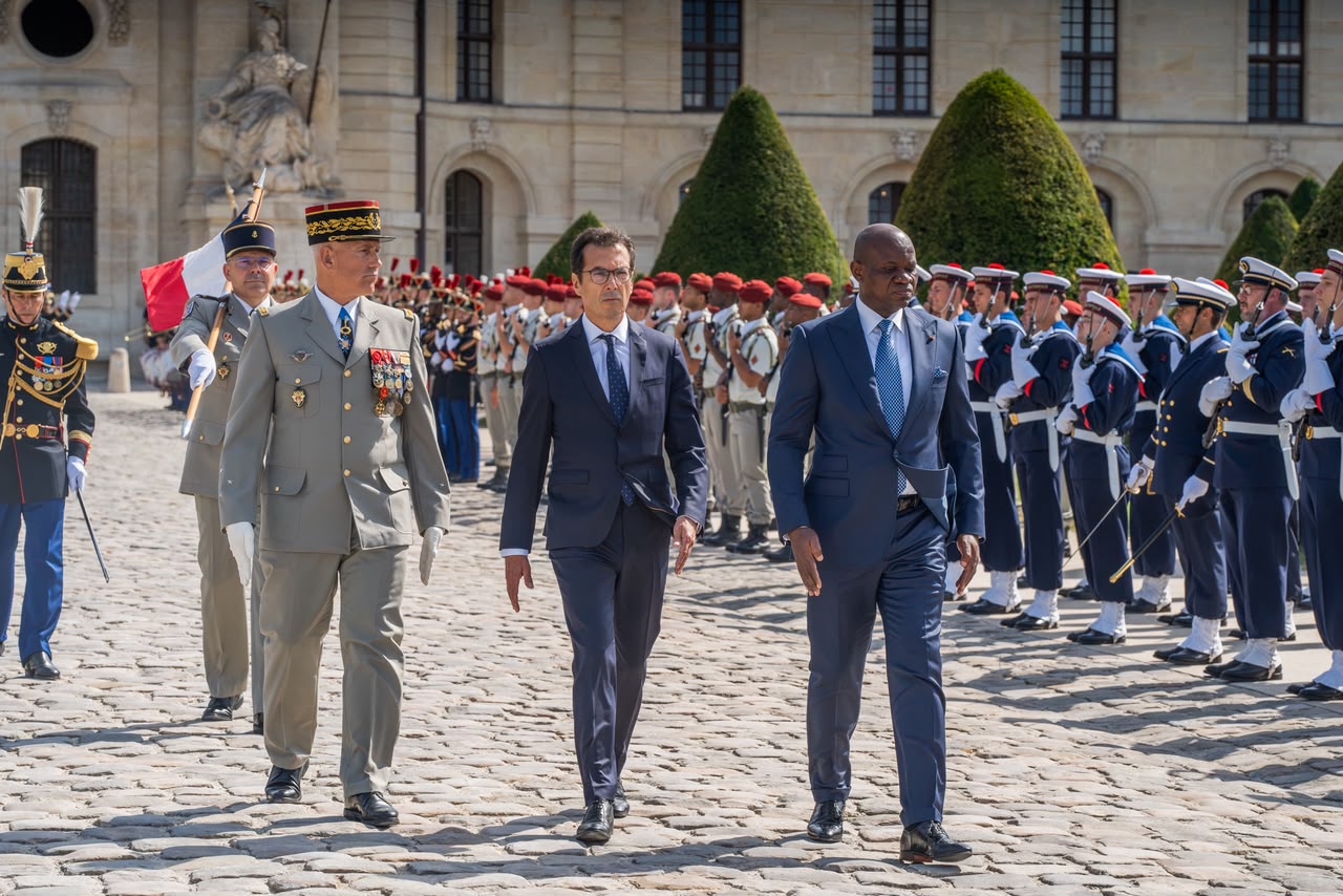 Honneurs historiques à Paris : Le Président Brice Clotaire Oligui Nguema reçu avec faste par Emmanuel Macron