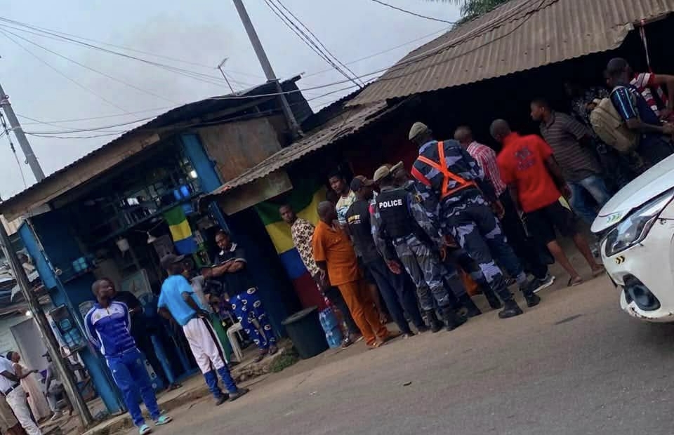 Drame à Libreville : un bébé de 9 mois décède au carrefour Nyali après un contrôle de police en pleine urgence médicale