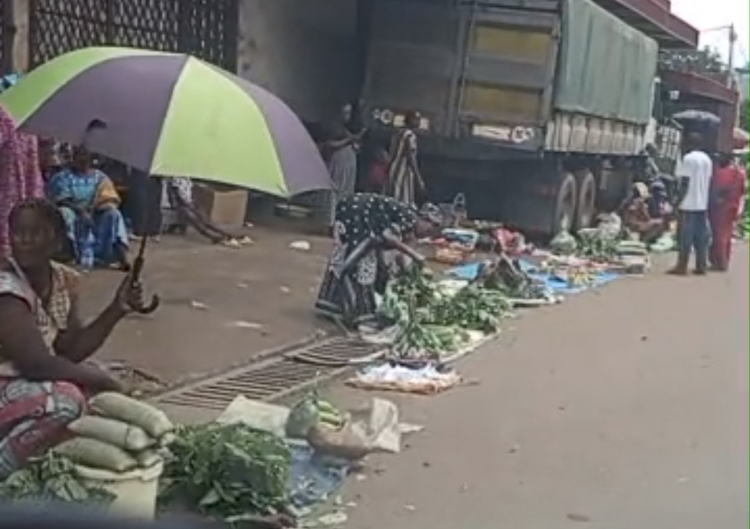 Discipline urbaine à Moanda : entre anarchie des étals et jeu du chat et la souris avec l'Hôtel de Ville