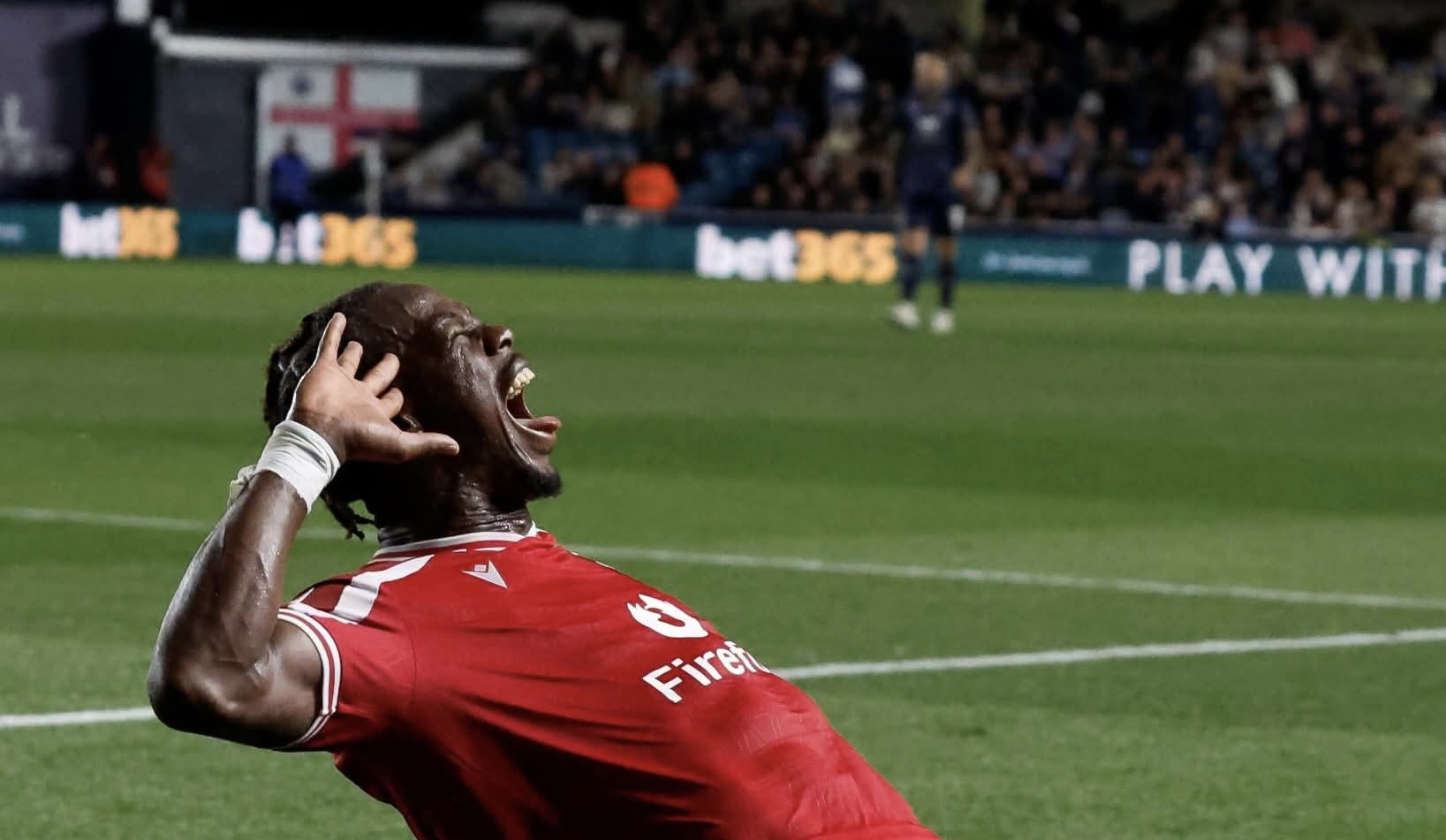 Championship : Jacques Ekomie enflamme l'Angleterre et offre un récital avec Wrexham sur la pelouse de Millwall