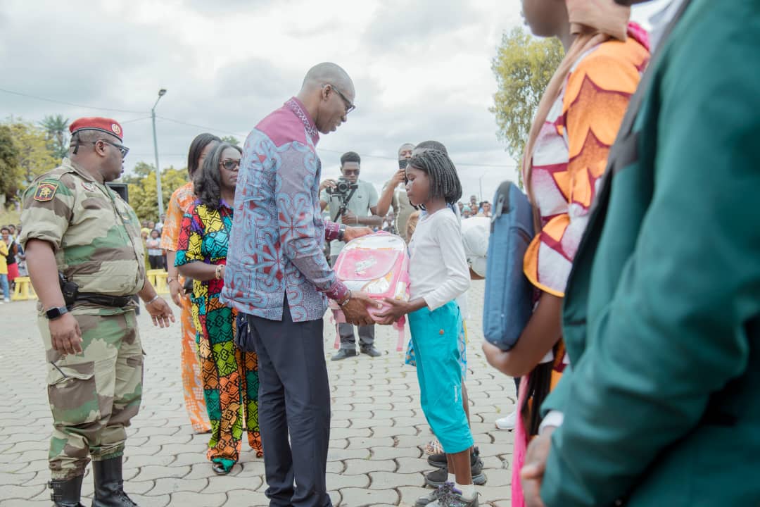 Lambaréné : 2 400 kits scolaires pour alléger le poids de la rentrée