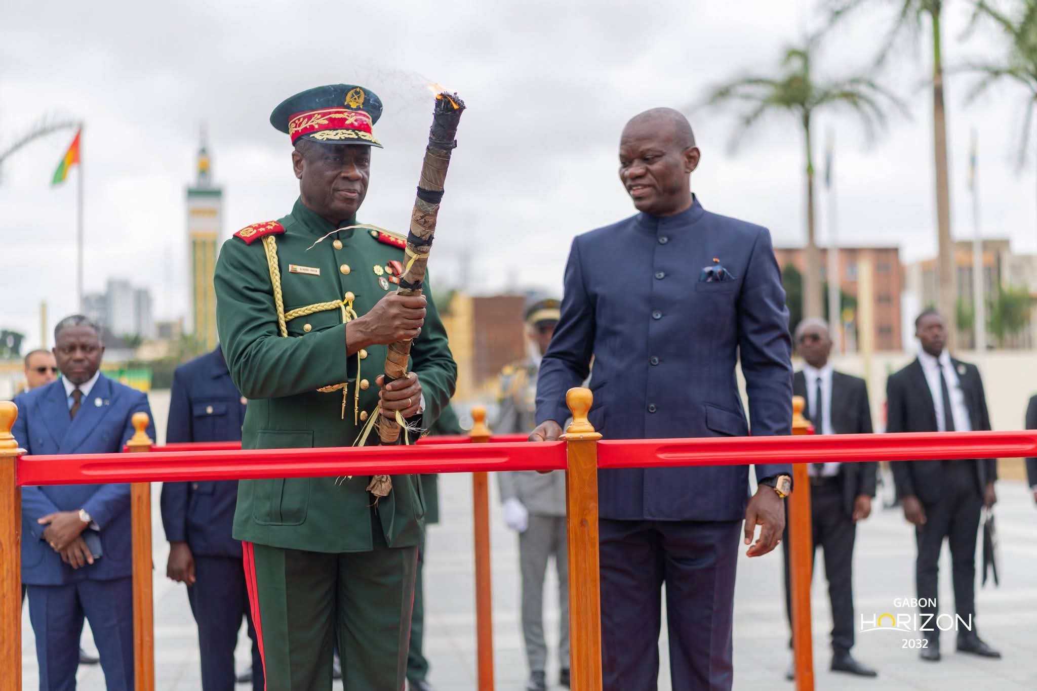Transition en Guinée-Bissau : Oligui Nguema remet la flamme marquant la reconnaissance du modèle de transition gabonais au Général de Division Horta Inta A Na Man
