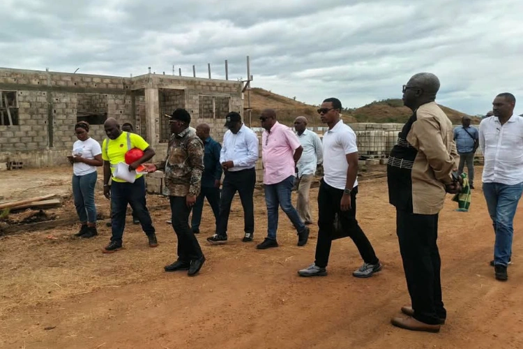 Inspection musclée à Tchibanga : Ulrich Manfoumbi Manfoumbi épingle les retards et recadre les chantiers publics