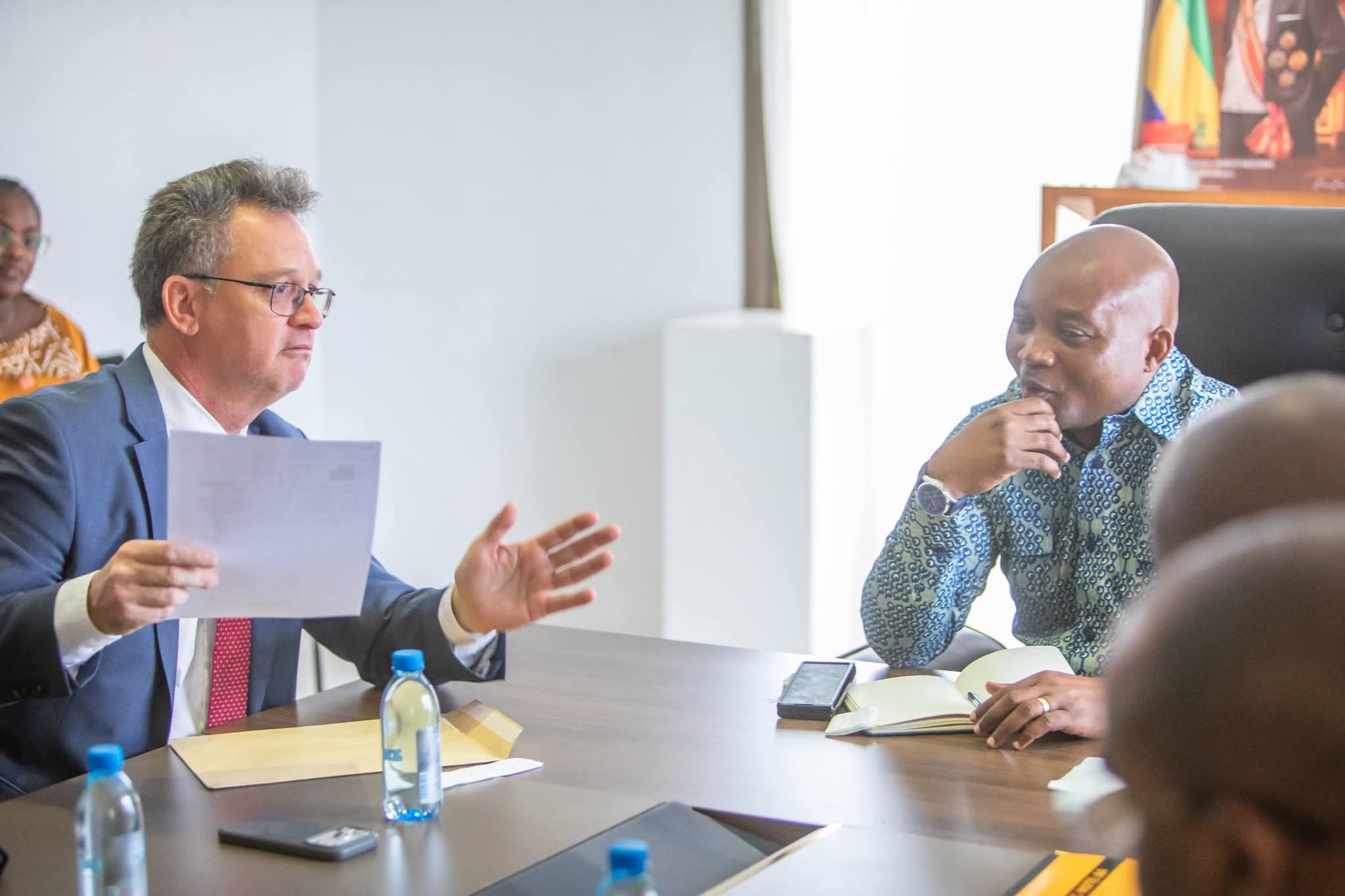 Crise des Sucreries du Gabon : le ministre Emmanuel Eyeghe Nze privilégie le dialogue pragmatique et la responsabilité partagée pour pérenniser l'outil industriel national