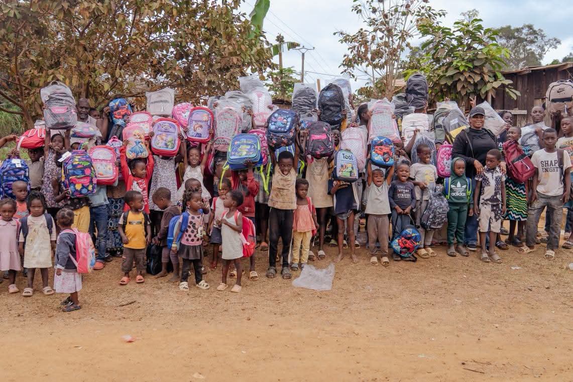 Solidarité et rentrée des classes : Zita Oligui Nguema offre 573 kits scolaires aux enfants vulnérables de l'Estuaire