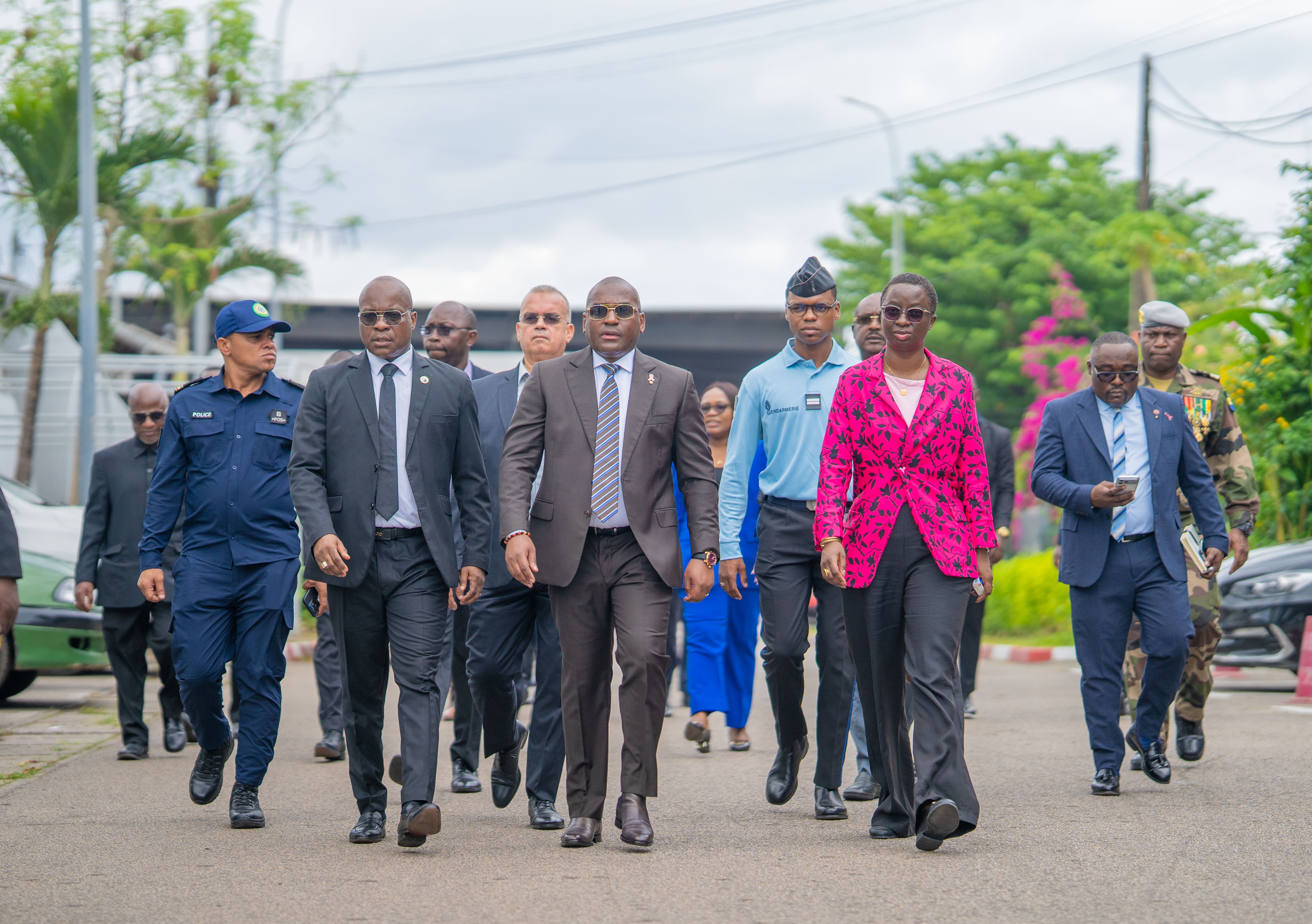 Aéroport Léon-Mba : le ministre d'État Ulrich Manfoumbi Manfoumbi inspecte le nouveau dispositif de pointe de sécurisation des passagers